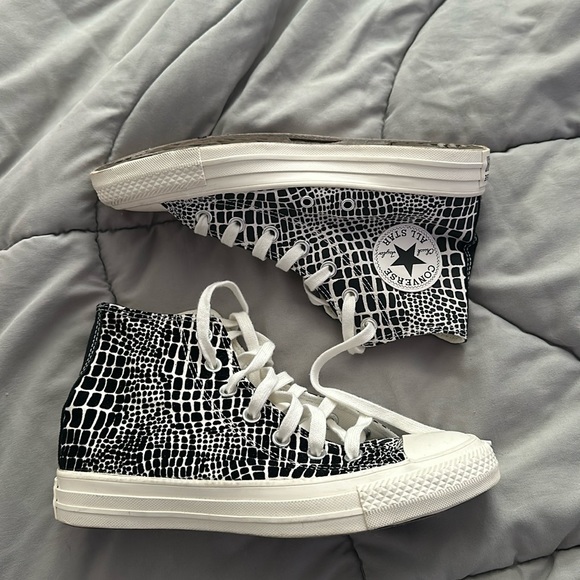 BLACK AND WHITE SPOTTED CONVERSE - Picture 1 of 4